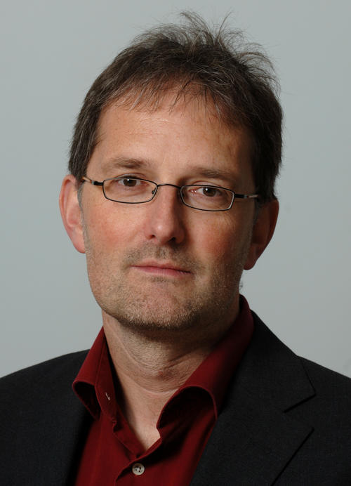 Christof Schütte ist Professor am Fachbereich Mathematik und Informatik der Freien Universität Berlin, Präsident des Zuse Instituts Berlin (ZIB) und stellvertretender Sprecher des Matheon.