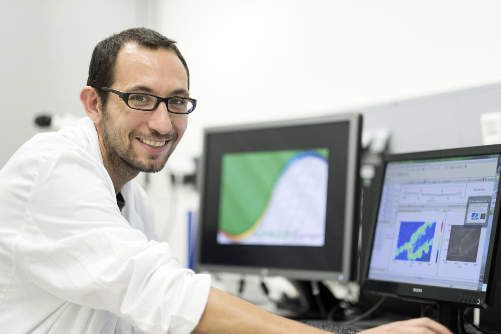 Victor Rodriguez promoviert an der „School of Analytical Sciences Adlershof“. Hier beschäftigt er sich mit der Entstehung von Phytolithen („Pflanzensteinen“), die aus Siliziumdioxid in Pflanzenzellen entstehen.