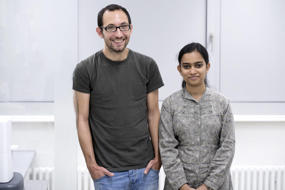 Für Freeda Yesudas und Victor Rodriguez waren eine hochmoderne Ausstattung, Interdisziplinarität und eine große Projektvielfallt Gründe, sich für eine Promotion an der „School of Analytical Sciences Adlershof“ zu entscheiden.