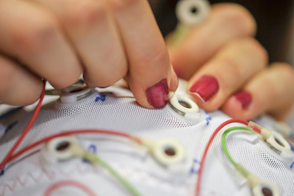 Wissenschaftler wie Stefan Haufe analysieren Daten der Elektroenzephalografie (EEG), um Störungen des Gehirns wie Demenz früher erkennen zu können.