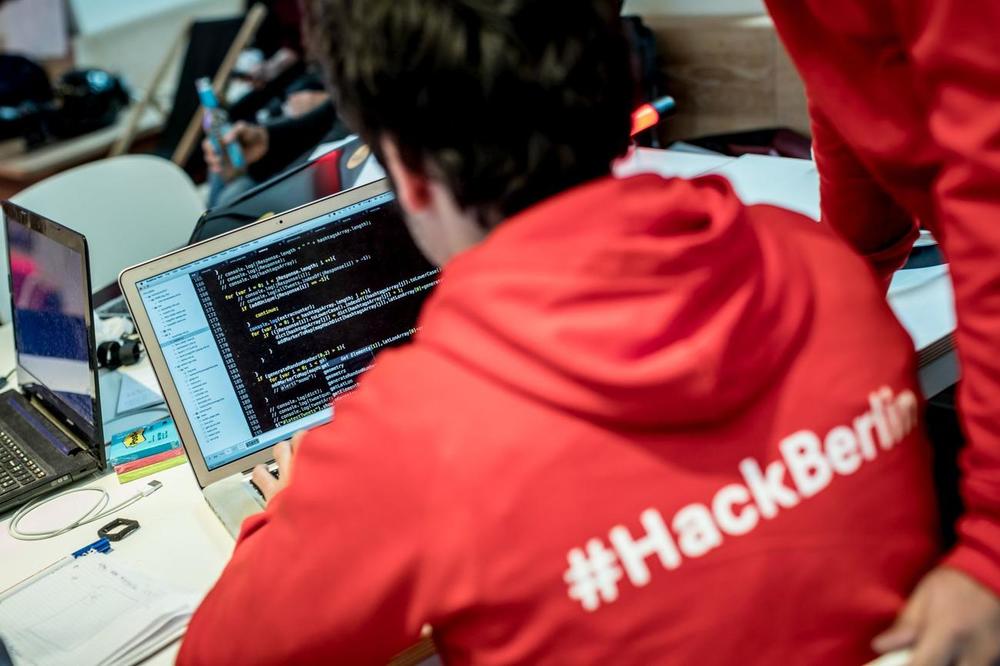 Beim Hackathon hatten Berliner Studierende der Informatik und Wirtschaftswissenschaften 24 Stunden Zeit um eine Geschäftsidee und einen entsprechenden Prototyp für den Stadtverkehr der Zukunft zu entwickeln.