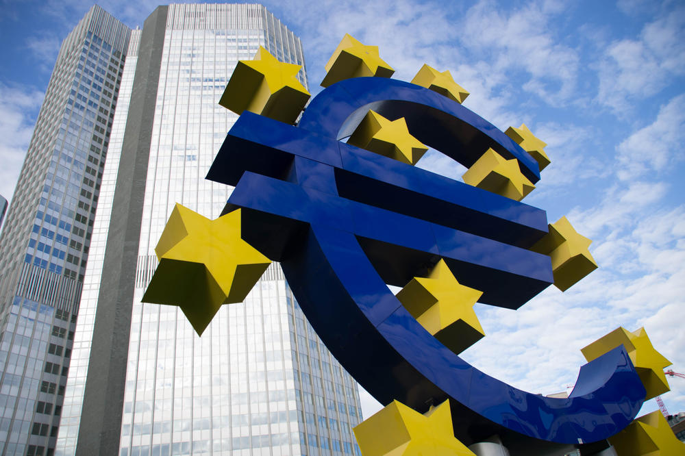 Absolventinnen und Absolventen stehen viele Karrierewege offen. Viele entscheiden sich dabei für öffentliche und internationale Institutionen, beispielsweise für die Europäische Zentralbank in Frankfurt.