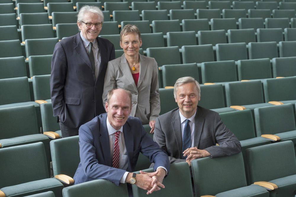 Der Vorstandsvorsitzende der Charité-Universitätsmedizin Karl Max Einhäupl, die Präsidentin der Humboldt-Universität Sabine Kunst, der Präsident der Technischen Universität Christian Thomsen und der Präsident Freien Universität Peter-André Alt