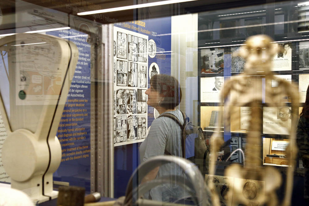 Zwischen Regalen mit anonymisierten, konservierten Krankheitsansichten werden die Comics den Besucherinnen und Besuchern der Ausstellung präsentiert.