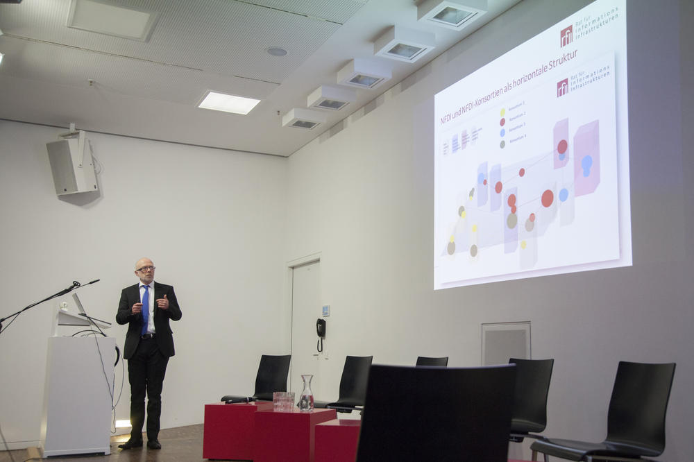 Stefan Liebig, Soziologieprofessor an der Universität Bielefeld und Mitglied des Rats für Informationsinfrastruktur sprach in seinem Vortrag über die Entstehung und die Bedingungen einer nationalen Dateninfrastruktur.