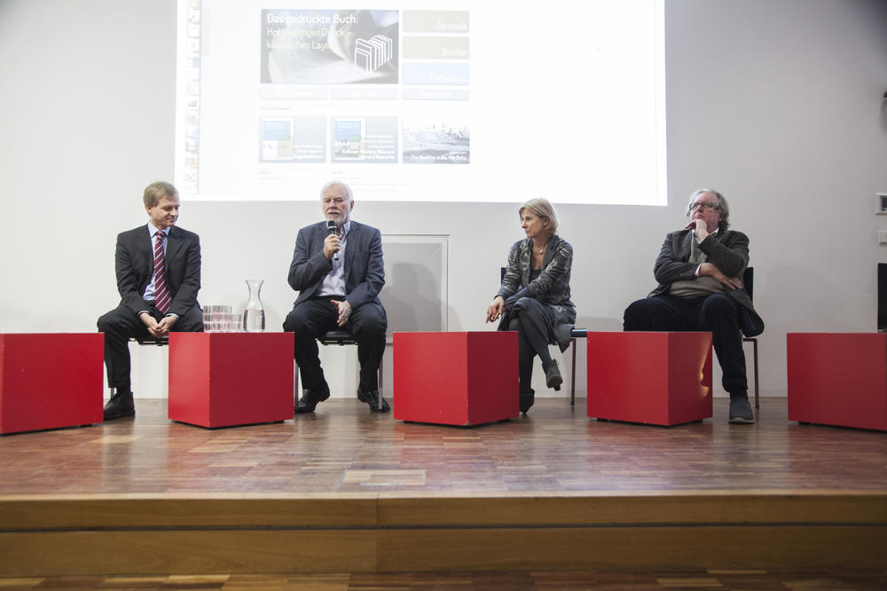 Die abschließende Paneldiskussion (v.l.): Malte Dreyer (Computer- und Medienservice, Humboldt-Universität) Martin Grötschel (Berlin-Brandenburgische Akademie der Wissenschaften) Claudia Draxl (Humboldt Universität) Gerd Graßhoff (Sprecher Topoi)