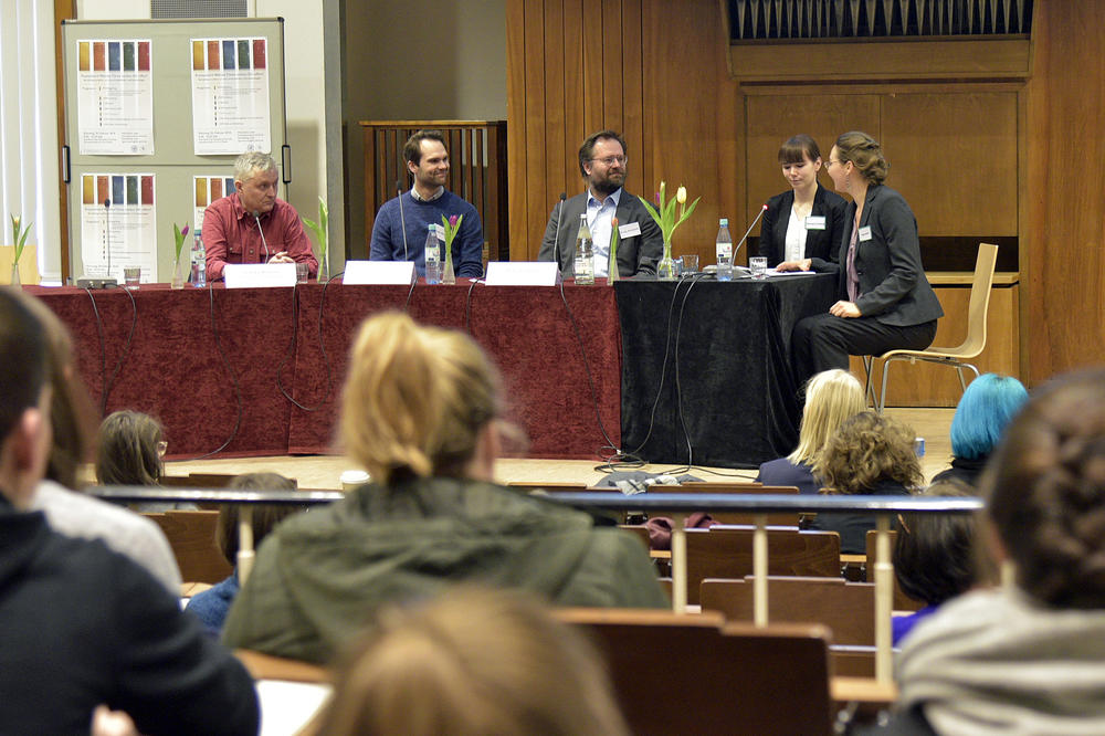 Auf der Podiumsdiskussion zum Arbeitsfeld Forschung sprachen (v.l.n.r.) Volker Brinkmann, Luuk Molthof und Ilja Radusch.