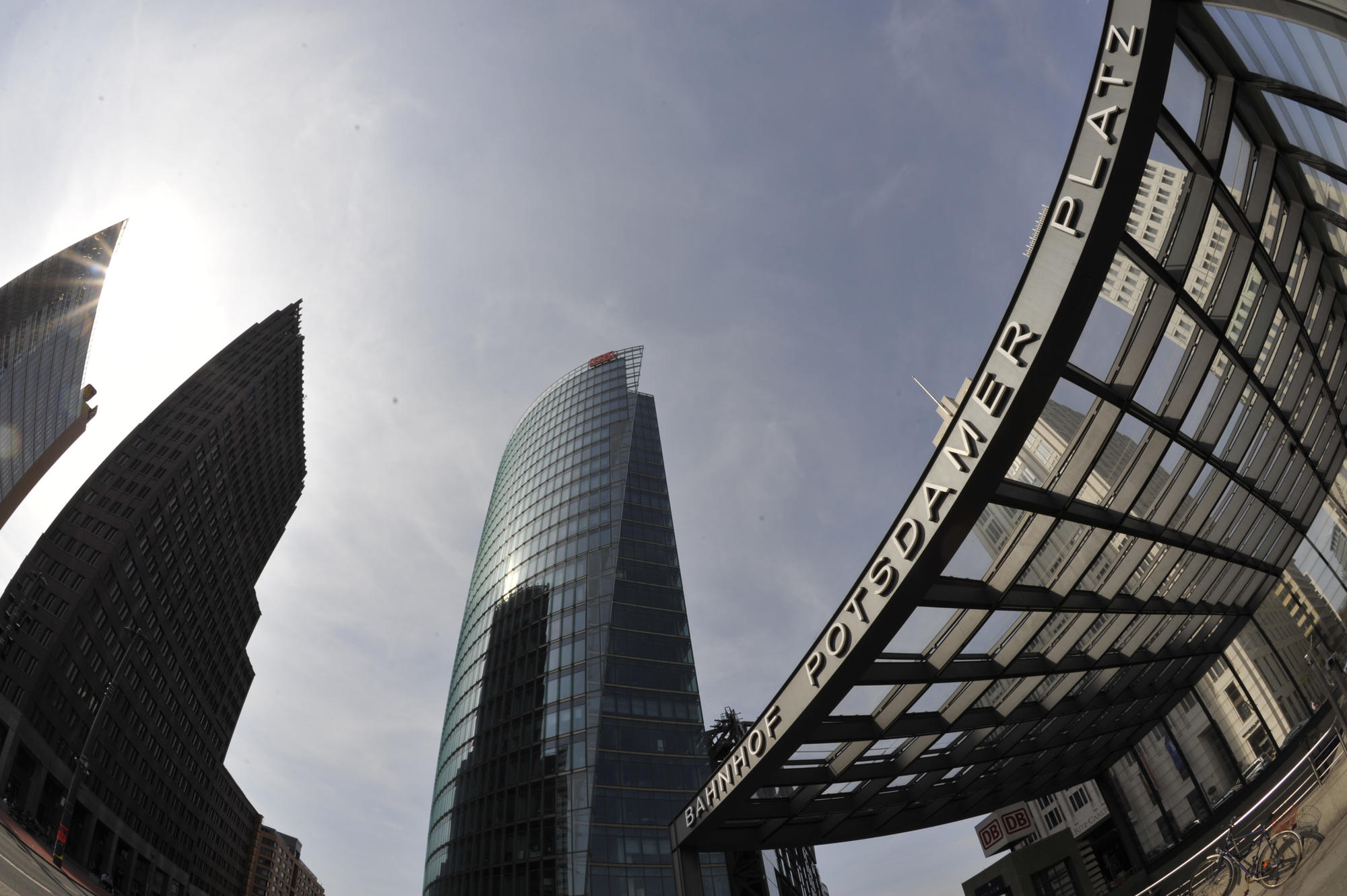 Von Fernbahnhof über Amüsiermeile bis hin zur größten innerstädtischen Baustelle Europas – der Potsdamer Platz und somit  seine Rolle innerhalb Berlins haben sich in den letzten 180 Jahren immer wieder verändert.