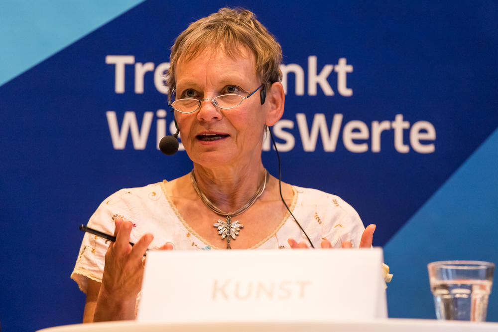 Sabine Kunst, Präsidentin der Humboldt-Universität zu Berlin erläutert, was die finanziellen Mittel aus der Exzellenzinitiative an ihrer Universität bewirken konnten.