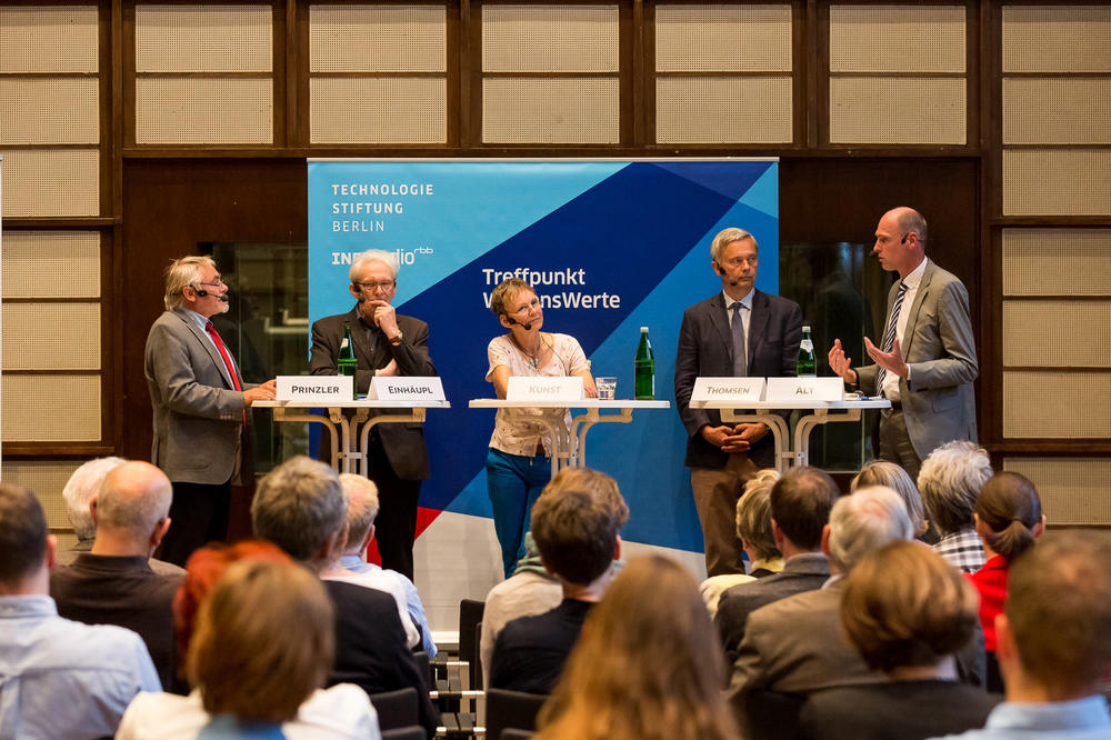 Auf dem Podium des 95. Treffpunkt WissensWerte (v.r.n.l.): rbb-Wissenschaftsredakteur Thomas Prinzler, Karl Max Einhäupl (Charité), Sabine Kunst (Humboldt-Universität) Christian Thomsen (Technische Universität), Peter-André Alt (Freie Universität)