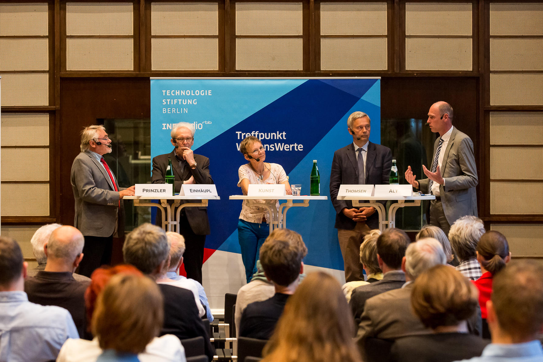 Auf dem Podium des 95. Treffpunkt WissensWerte (v.r.n.l.): rbb-Wissenschaftsredakteur Thomas Prinzler, Karl Max Einhäupl (Charité), Sabine Kunst (Humboldt-Universität) Christian Thomsen (Technische Universität), Peter-André Alt (Freie Universität)