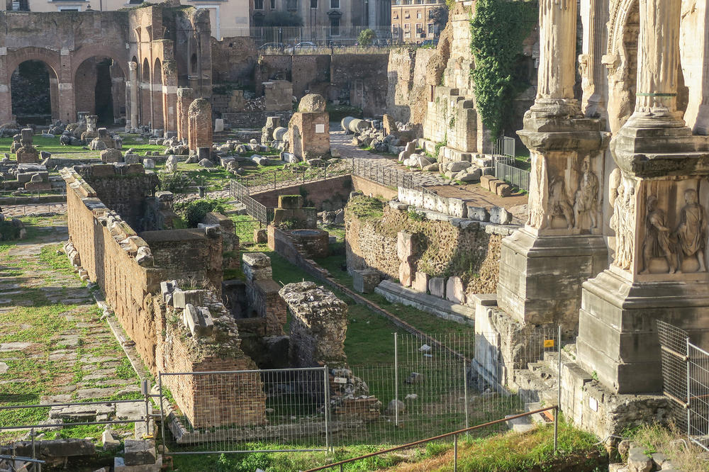 Ruine der Rostra auf dem Forum Romanum: im Hintergrund die caesarische Rednertribüne mit der gebogenen Front (davor der augusteische Umbau mit geradem Abschluss).