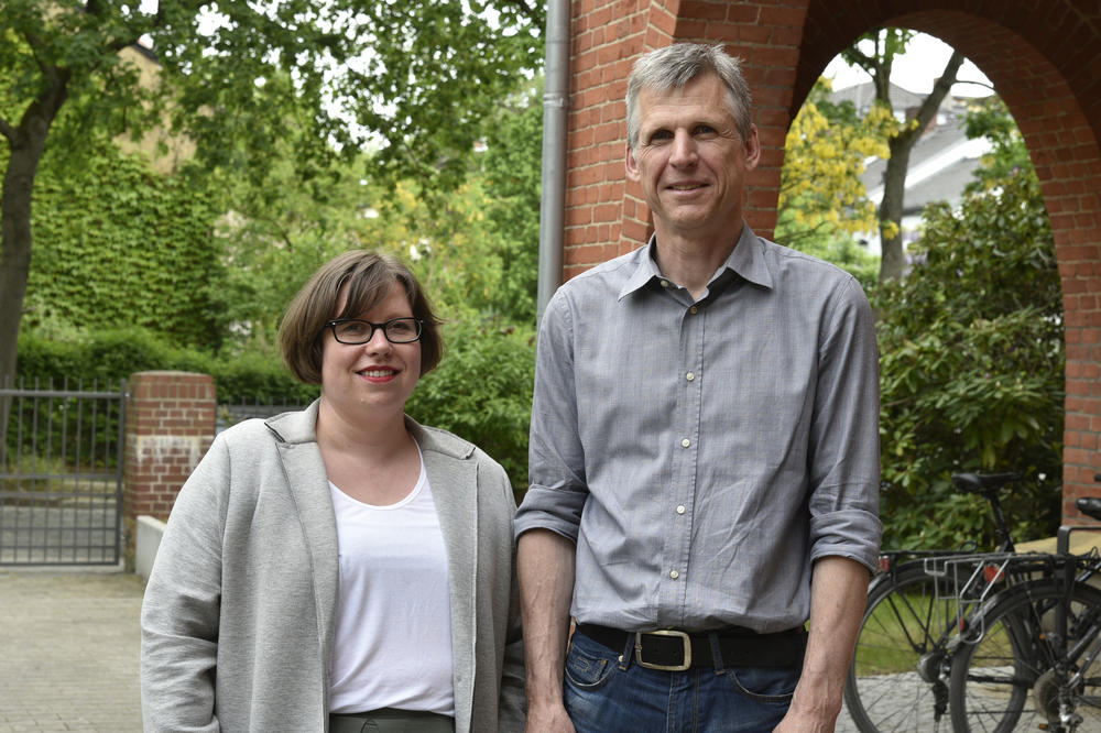 Christina Riesenweber (links) und Andreas Hübner (rechts) sind im Rahmen iherer Arbeit für das Open-Access-Büro Berlin  für die Beratung und Vernetzung der beteiligten Einrichtungen zuständig.