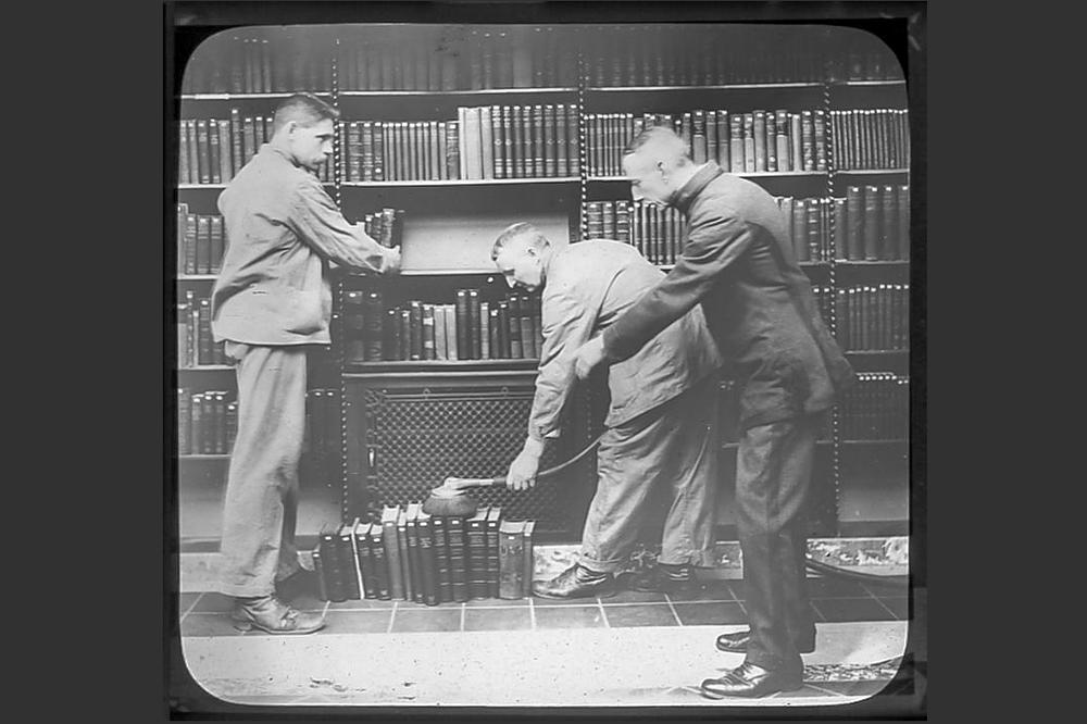 Herkömmliche Repositorien bewahrten Schriftstücke und Bücher auf – diese mussten regelmäßig gereinigt werden. Elektronische Repositorien bedürfen leistungsfähiger Rechnernetze.