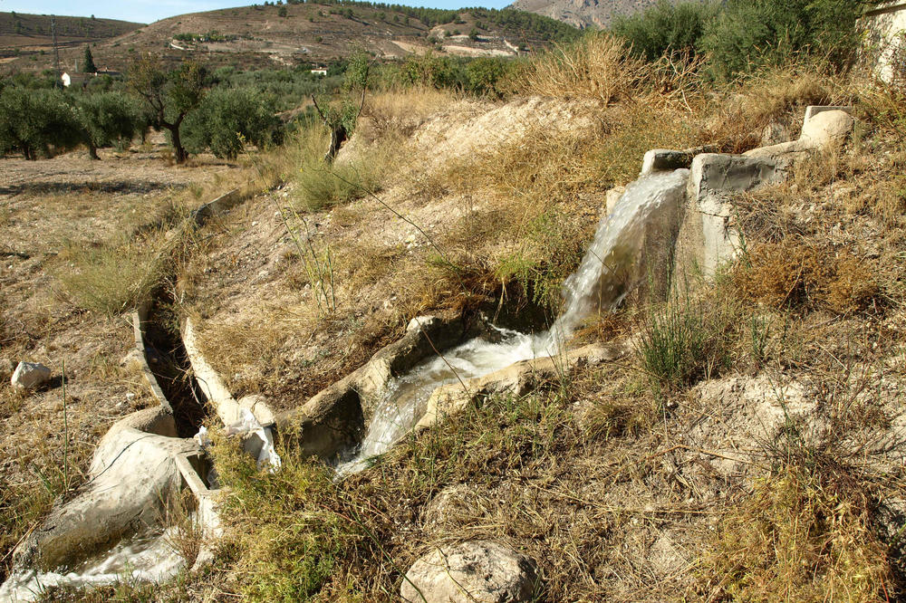 Eine typische Wasserrinne des Wasssermanagement-Systems in Vélez Blanco.
