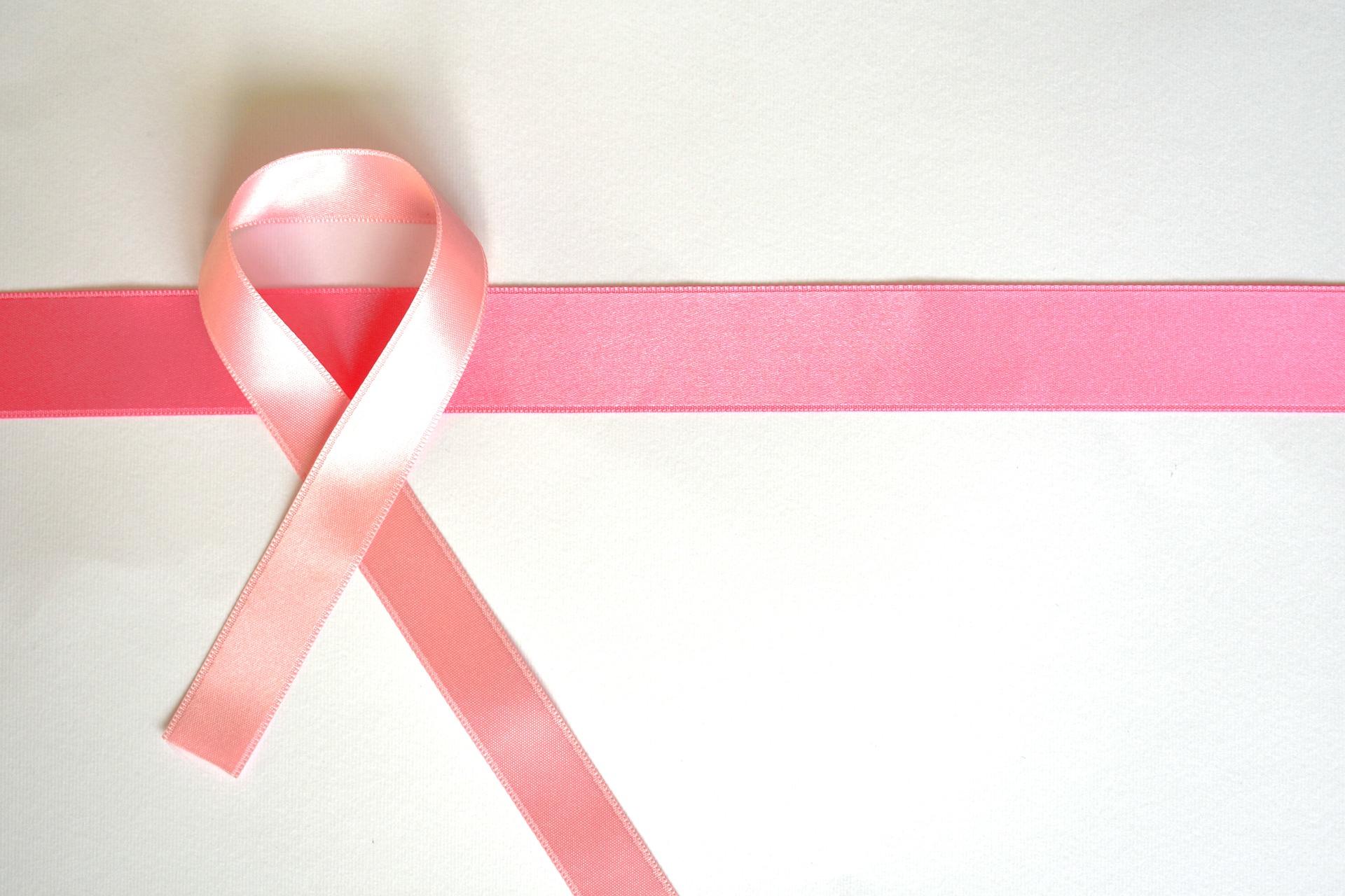 Weist international auf die Problematik der Brustkrebserkrankung hin: Die rosa Schleife als Symbol für „Breast Cancer Awareness“