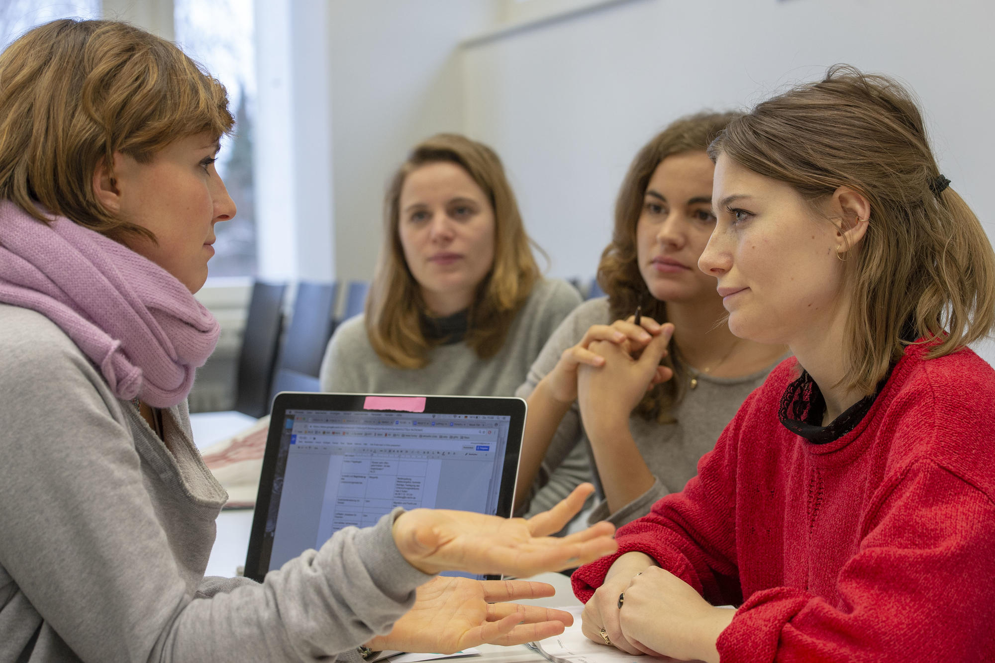 Die Digitalisierung ermöglicht neue Lehrformate und legt einen stärkeren Fokus auf das eigenständige Lernen der Studierenden.