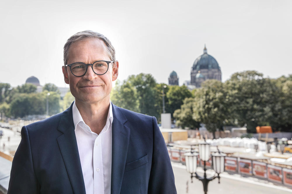 Berlins Regierender Bürgermeister Michael Müller auf dem Balkon des Roten Rathauses.