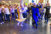 ... kein Halten mehr: Professor Karl Max Einhäupl, Charité-Vorstandsvorsitzender, eröffnete den Tanz mit Astrid Lurati, Direktorin des Klinikums.