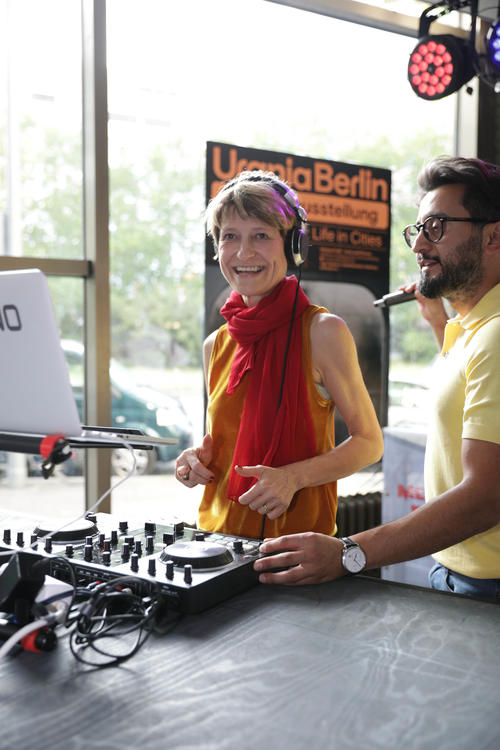 Setting the mood as first DJ: Vice President Angela Ittel of Technische Universität Berlin on the turntables.