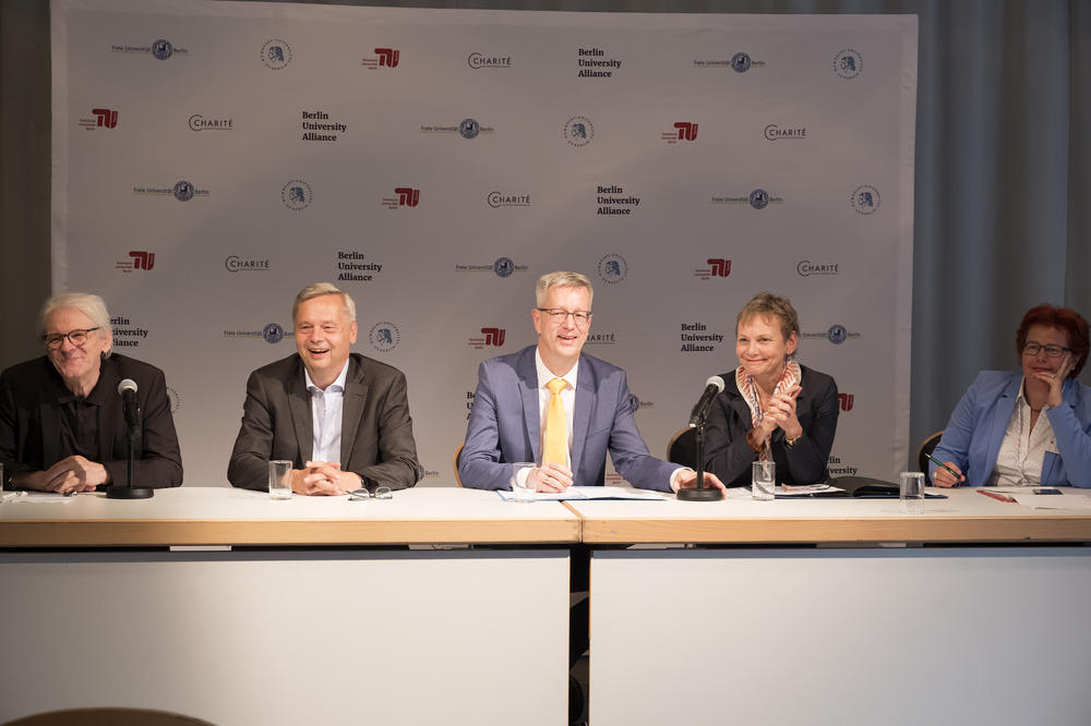 The first press conference of the Berlin University Alliance: Karl Max Einhäupl, Sabine Kunst, Günter M. Ziegler, Christian Thomsen, and Stefanie Terp, Press Spokesperson of Technische Universität Berlin.