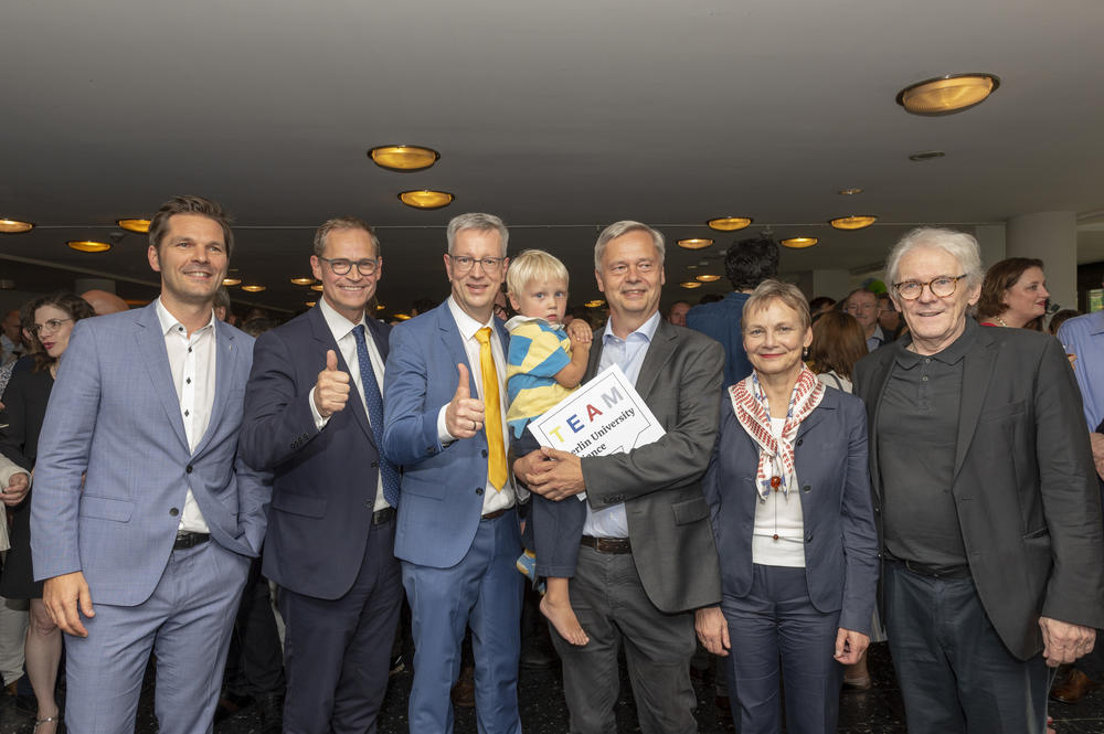 United in joy: State Secretary Steffen Krach, Governing Mayor of Berlin Michael Müller, Günter M. Ziegler (Freie Universität), Christian Thomsen (Technische Universität), Sabine Kunst (Humboldt-Universität), and Karl Max Einhäupl (Charité).