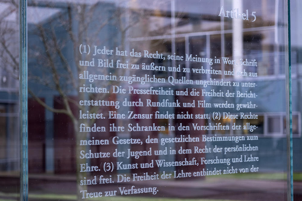 Festgeschriebene Werte. An der Spreepromenade nahe dem Bundestag hat der israelische Künstler Dani Karavan die Grundrechte in Glasscheiben eingraviert. Die 19 Artikel gehören zum Kern unserer freiheitlich-demokratischen Ordnung.