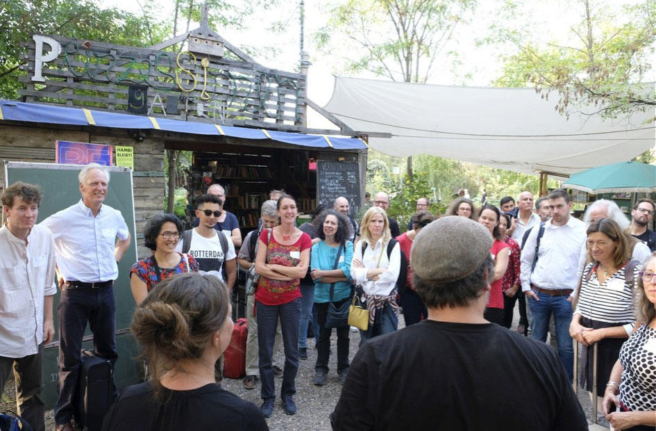 Is this edible? Project manager Dr. Ina Säumel explains the concept of EdiCitNet to the participants of a workshop in Berlin’s Prinzessinnengarten.