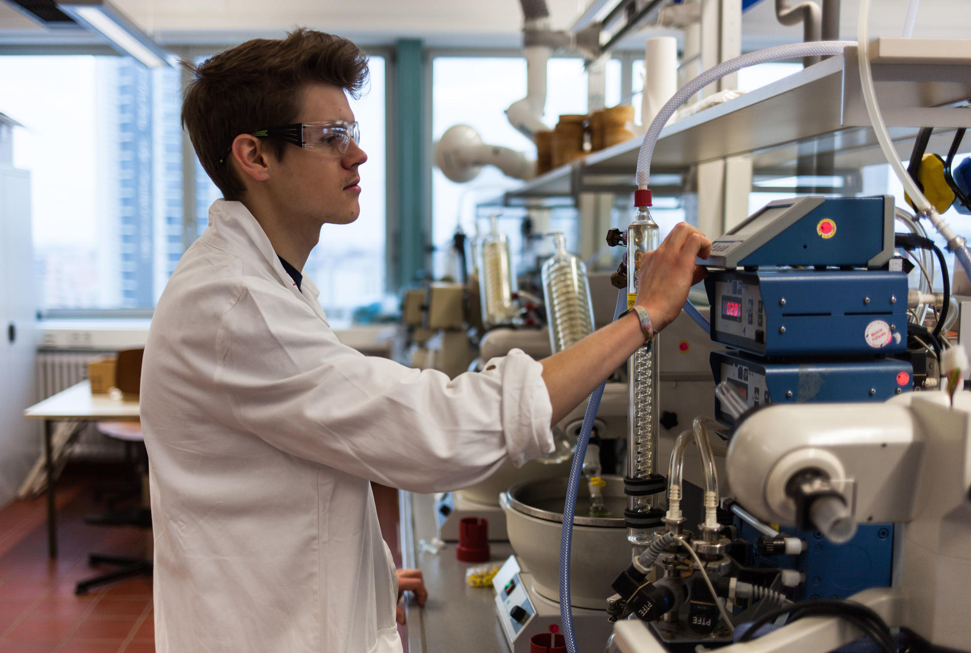 Studierende der TU Berlin analysieren im Labor für Organische Spurenanalytik und Naturstoffe des Instituts für Ökologie die Inhaltsstoffe von Lebensmitteln, die im Rahmen des Projektes angebaut werden.
