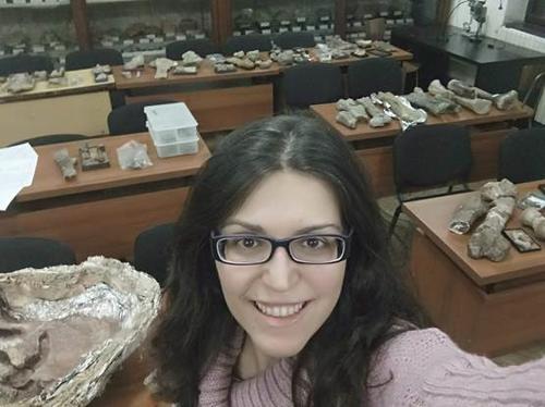 Verónica Díez mit ihren Untersuchungsobjekten: Dinosaurierknochen