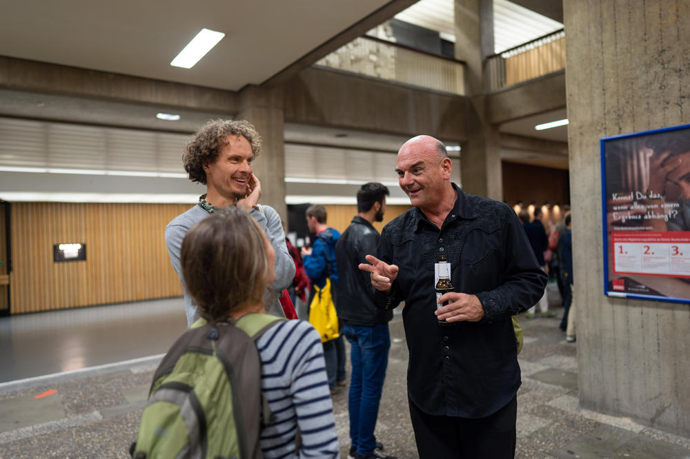 Good atmosphere after the opening ceremony: Juri Rappsilber from the Bioanalytics Department of Technische Universität Berlin and Matthias Drieß.