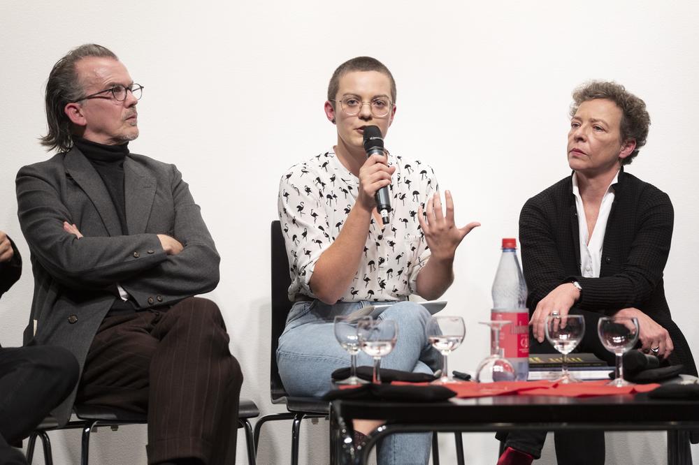 Lea Schneider (center), doctoral candidate at the Friedrich Schlegel Graduate School. She is also a poet and translator. Left: Stephan Porombka. Right: Eva Geulen.