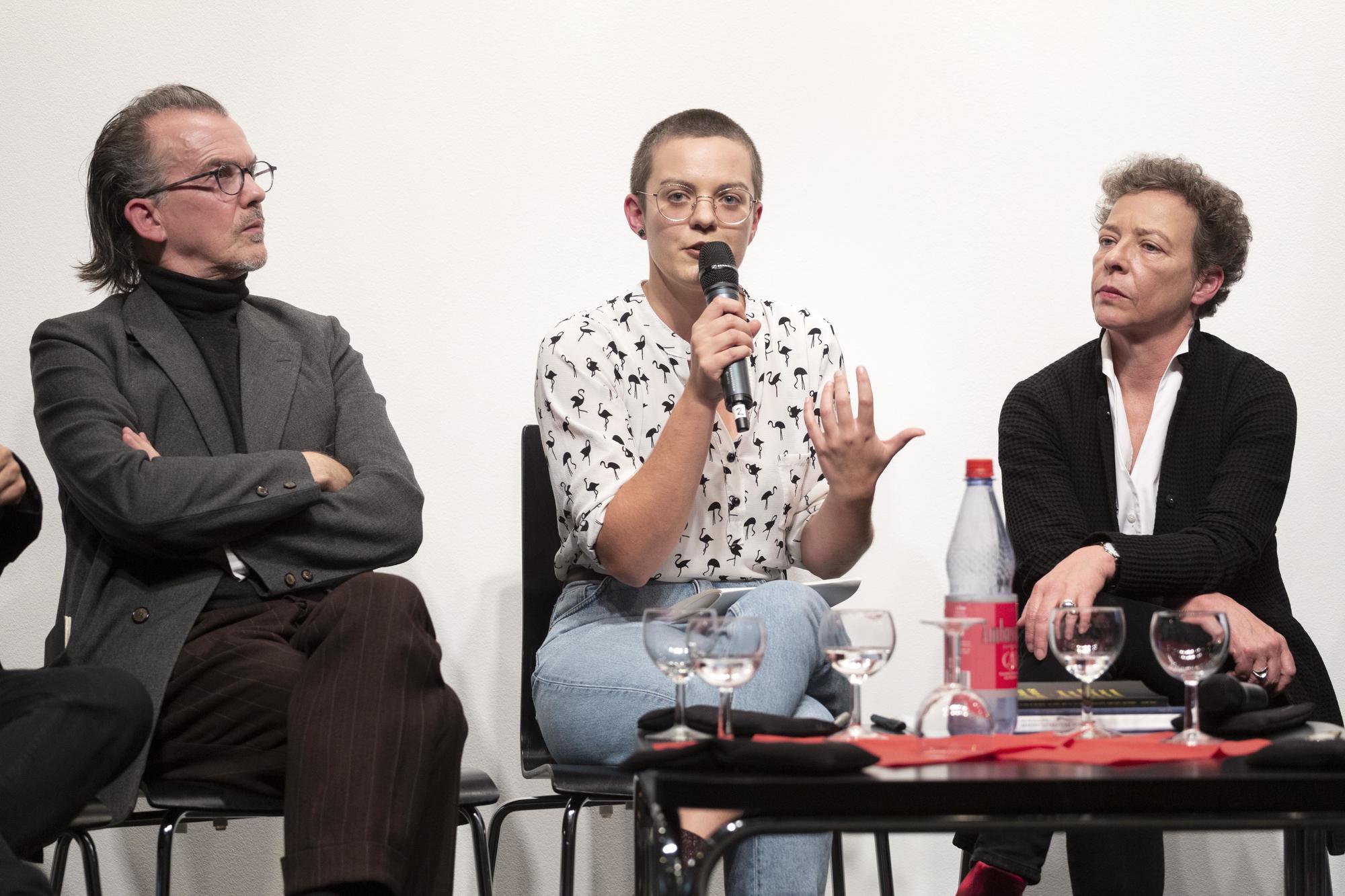 Lea Schneider (Mitte), promoviert an der Friedrich-Schlegel-Graduiertenschule. Sie ist auch Lyrikerin und Übersetzerin. Links: Stephan Porombka, rechts Eva Geulen.