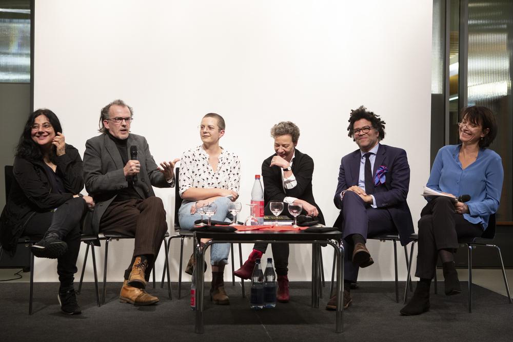 Who is allowed “to literature”? Participants (from left to right): Lütfiye Güzel, Stephan Porombka, Lea Schneider, Eva Geulen, Ijoma Mangold, and moderator Jutta Müller-Tamm.