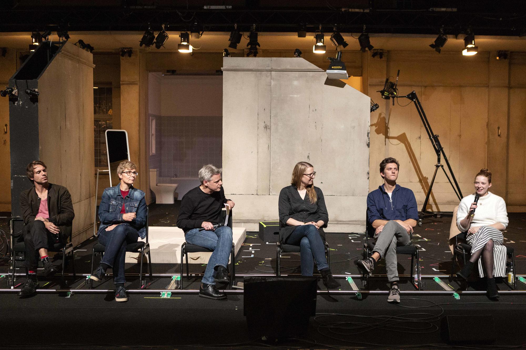 Diskutierten nach der Aufführung von „Orlando“ an der Schaubühne: Doris Kolesch (2. v. l.), Matthias Warstat (3.), beide Freie Universität, Dramaturgin Maja Zade (4.), Schauspielerin Jenny Königs (6.), Konrad Singer (1.) und Philip Dechamps (5.).