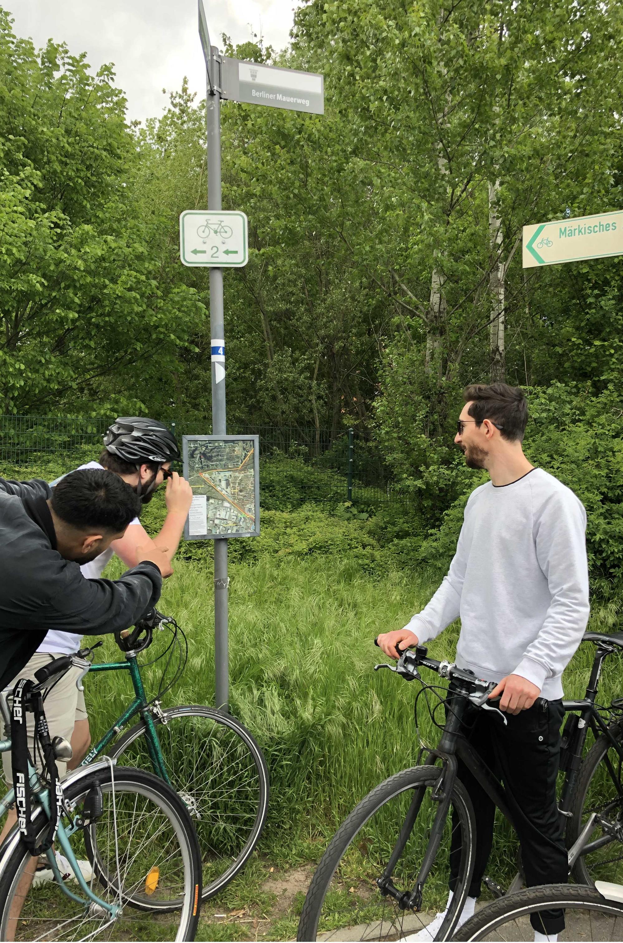 Die Projektteilnehmenden auf der Mauerweg-Radtour.