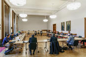 Im Senatssaal der Humboldt-Universität zu Berlin hatten die Teilnehmenden bereits die Gelegenheit, erste Fragen zu stellen.