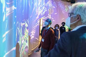Betreten wird die Ausstellung durch die interaktive Projektion eines Fischschwarms. Der Schwarm reagiert auf Bewegungen, weicht vor dem Publikum zurück und formiert sich neu.