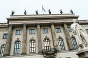 Ein Besuch der BUA ist auch eine Tour durch die Geschichte Berlins. Das von 1748 bis 1766 erbaute Hauptgebäude der Humboldt-Universität bekam sie zu ihrer Gründung 1809/10 übereignet.