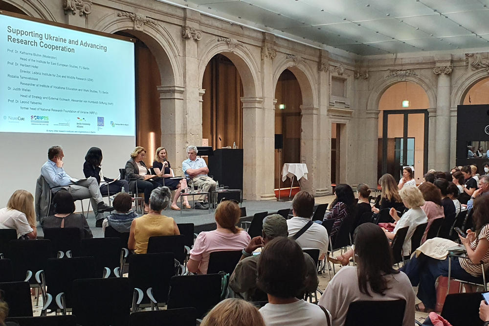 Some 100 interested scientists attended "Berlin4Ukraine: Meet & Learn" in the Leibniz Hall of the Berlin-Brandenburg Academy of Sciences and Humanities.