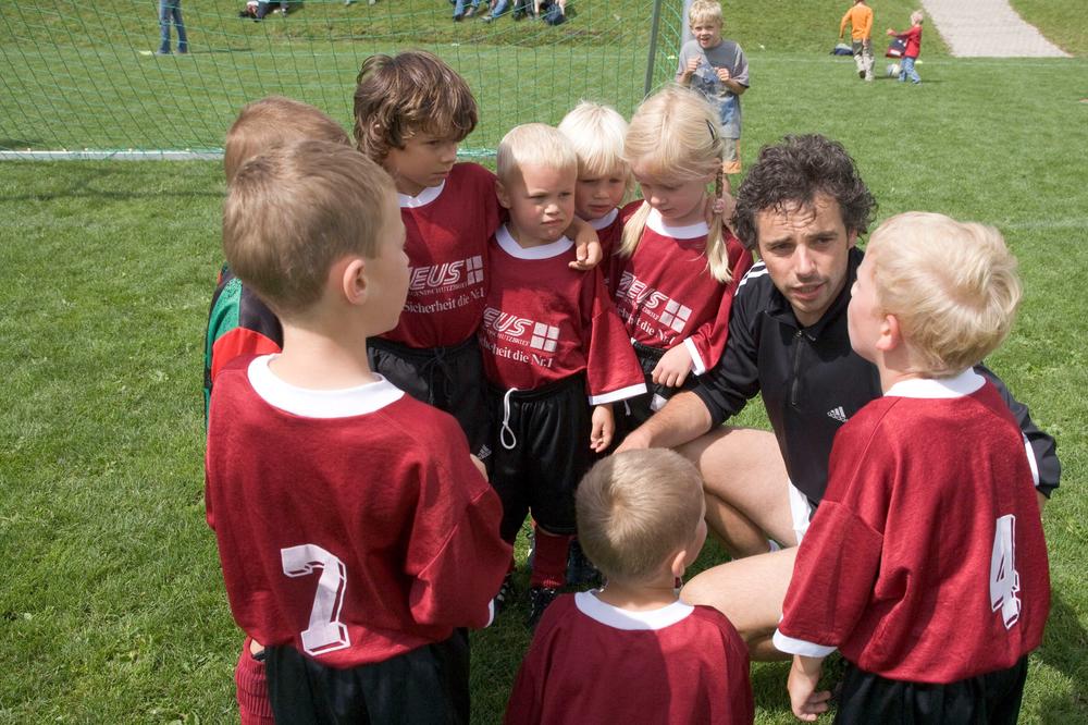 Teamgeist im Trikot: In Sportvereinen lernen Kinder, was eine Gruppe zusammenhält. Oftmals von Ehrenamtlichen getragen sind sie Orte des Austauschs von Menschen unterschiedlicher politischer Haltung und sozialer Herkunft.