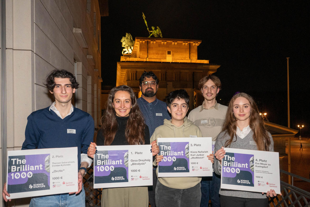 Die Gewinner*innen der "Brilliant 1000" (v.l.n.r.  Damian Kyfonidis, Gesa Dreyhsig, Tharsan Sabaratnam, Kiana Nafarieh, Jan Trendelenburg, Eve Meyer zu Küingdorf)