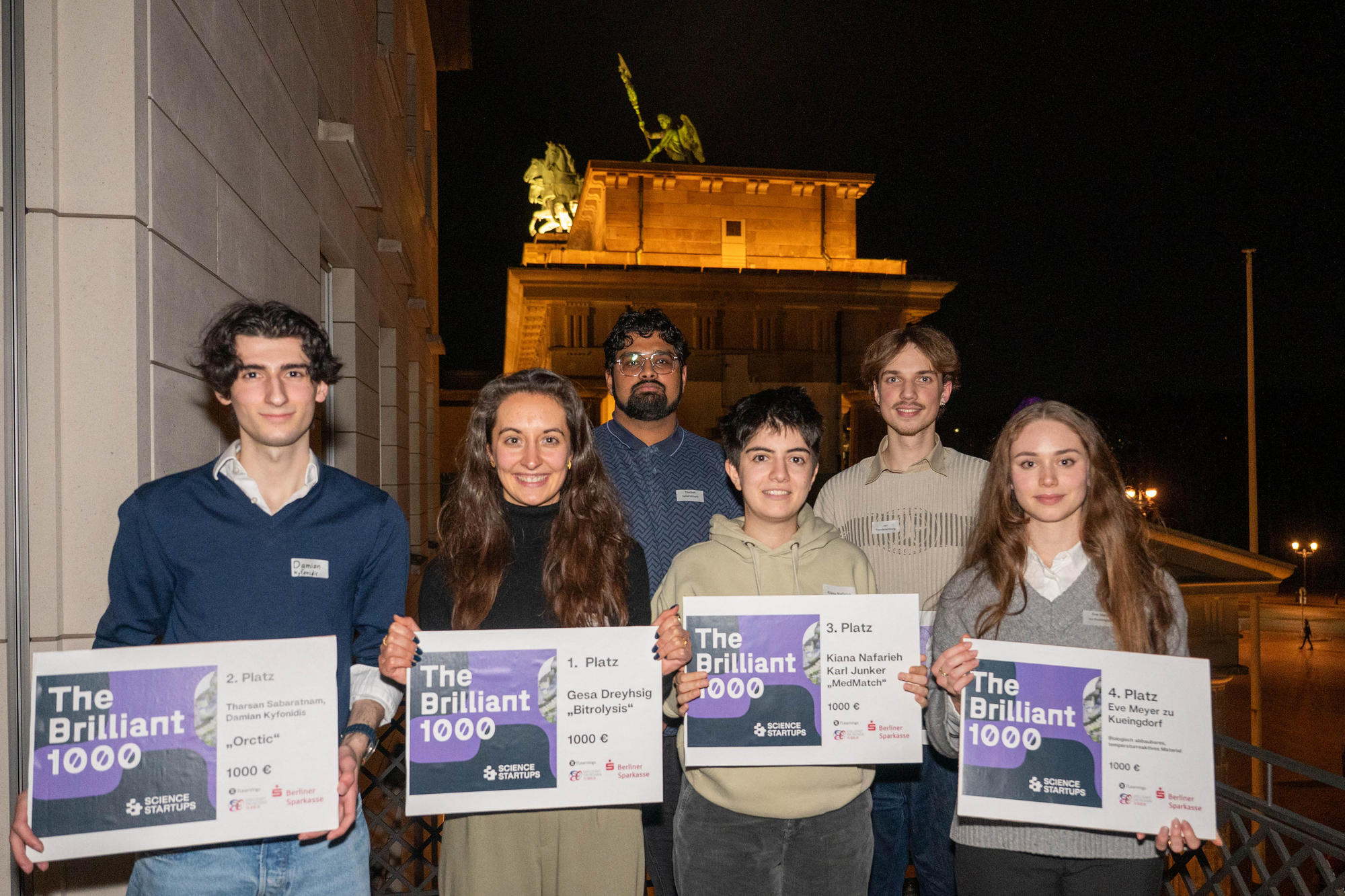 Die Gewinner*innen der "Brilliant 1000" (v.l.n.r.  Damian Kyfonidis, Gesa Dreyhsig, Tharsan Sabaratnam, Kiana Nafarieh, Jan Trendelenburg, Eve Meyer zu Küingdorf)