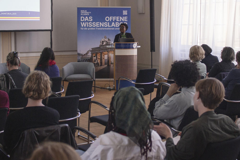Angela Dziedzom Akorsu bei ihrer Antrittsvorlesung als Audre Lorde Gastprofessorin der Berlin University Alliance