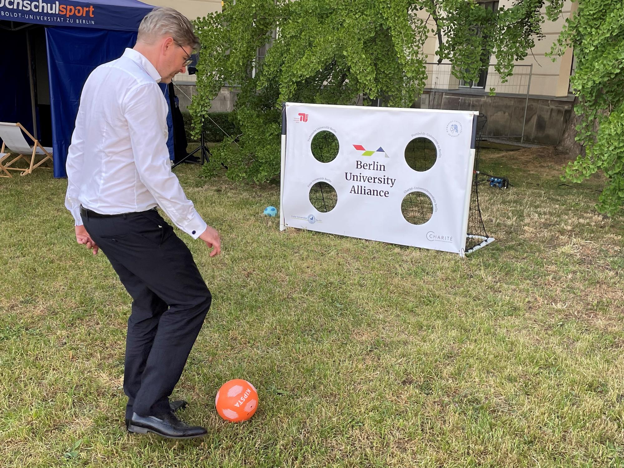 Als Vizepräsident der Humboldt-Universität zu Berlin für Haushalt, Personal und Technik hat Niels Helle-Meyer ein Heimspiel an der BUA-Torwand