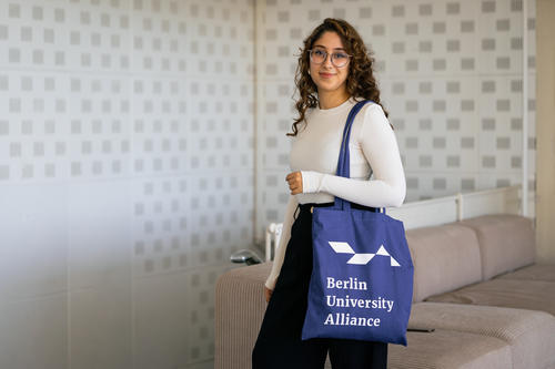 Frau trägt Stofftasche der Berlin University Alliance
