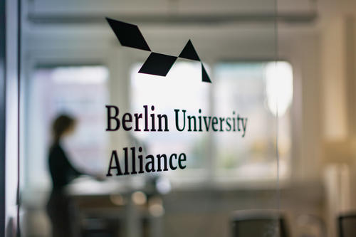 Logo der Berlin University Alliance auf Glaswand