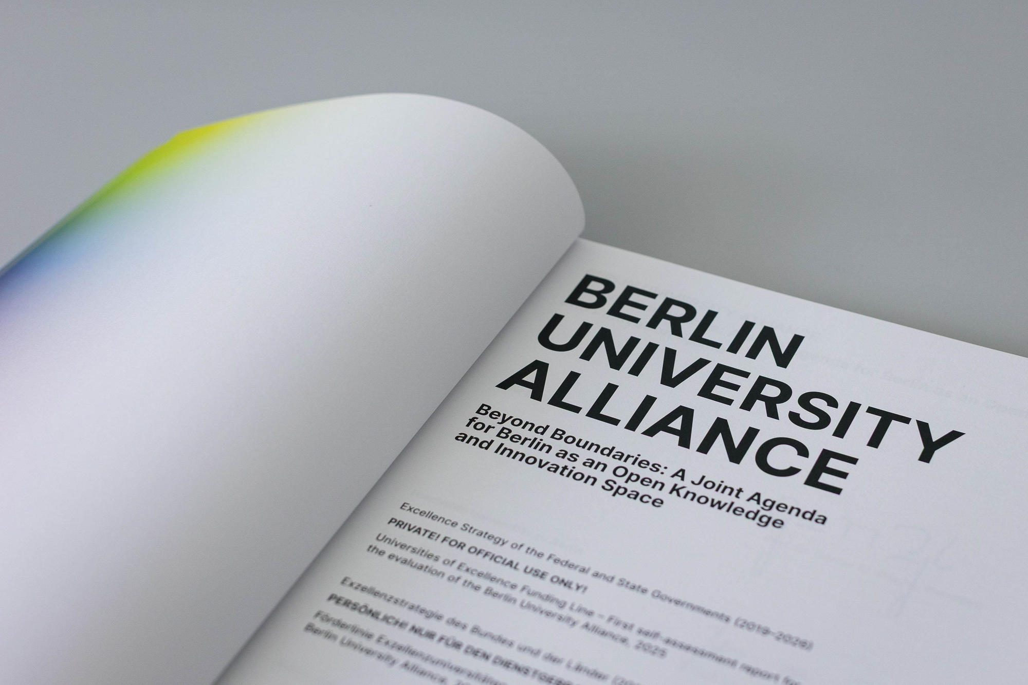 Exzellenzstrategie-Selbstbericht der Berlin University Alliance mit dem Titel „Beyond Boundaries: A Joint Agenda for Berlin as an Open Knowledge and Innovation Space“, Innenansicht