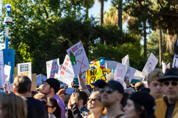 In den USA gehen Menschen unter dem Motto "No Kings" auf die Straße, um gegen die zunehmend autoritäre Politik der US-Regierung unter Präsident Donald Trump zu protestieren.