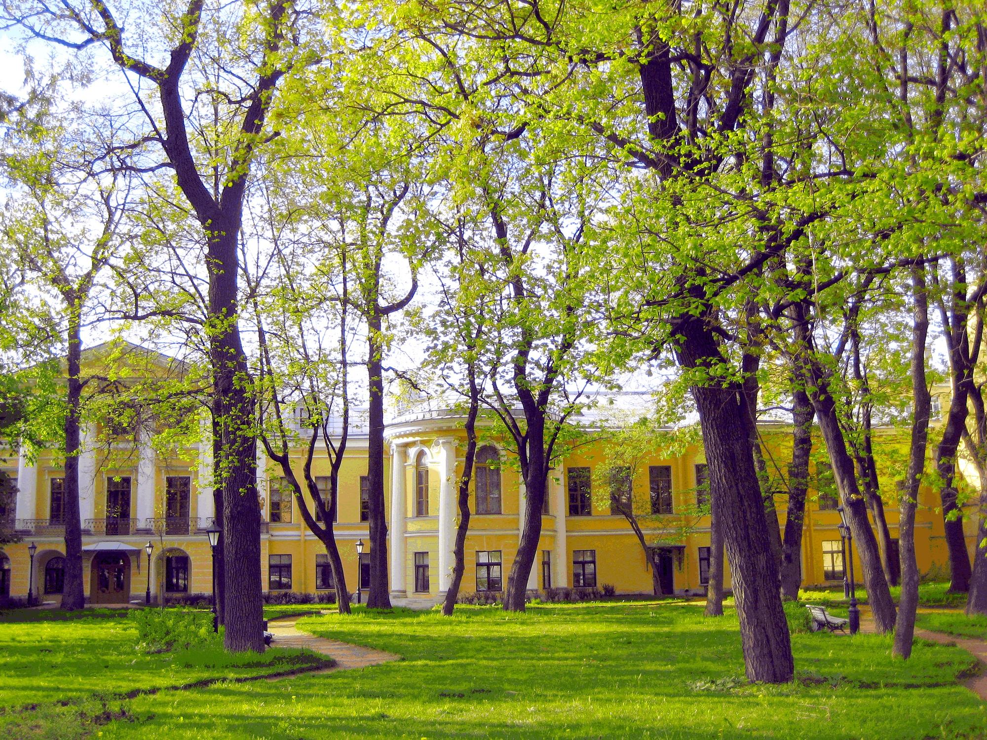 Fakultät für Freie Künste und Wissenschaften der Staatlichen Universität Sankt Petersburg (auch als Smolny College bekannt) im historischen Gebäude des Bobrinski-Palastes.